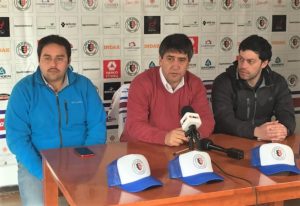 Conferencia de Prensa, Gerente General de Deportes Santa Cruz, Jaime Torres, junto a Gonzalo Gálvez Adm. Municipal y Sergio Farfán Depto. de Deportes Municipalidad Santa Cruz