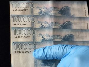 Billetes falsos, con la misma serie