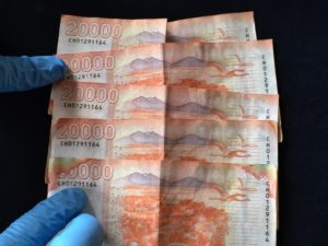 Billetes falsos, misma serie